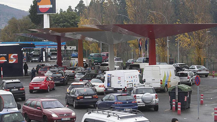 Colas en las gasolineras vizcainas ante la huelga que comienza mañana