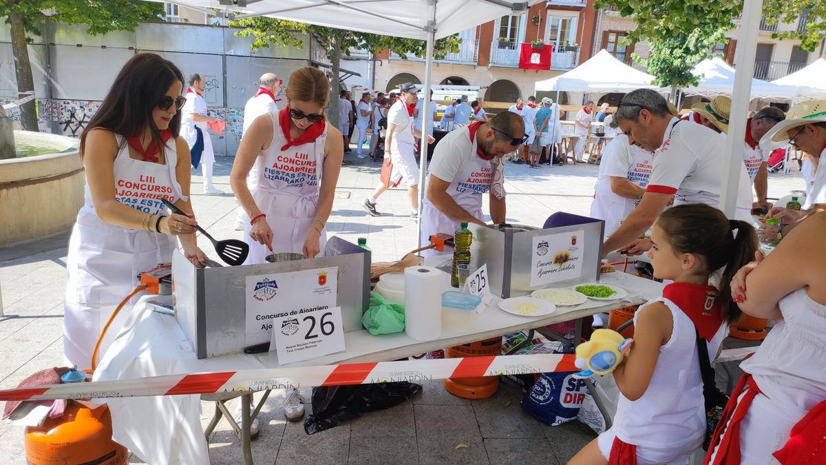Cocinar delante del público es uno de los atractivo del concurso de ajoarriero.