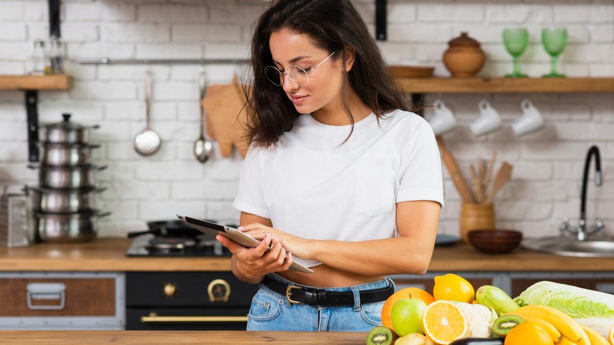 Una mujer chatea con una IA en una tablet.