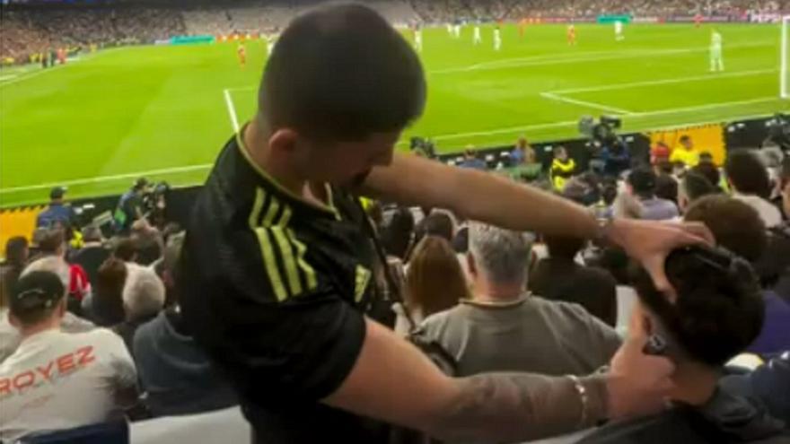 La imagen que avergüenza al Bernabéu: un influencer se corta el pelo en plena Champions