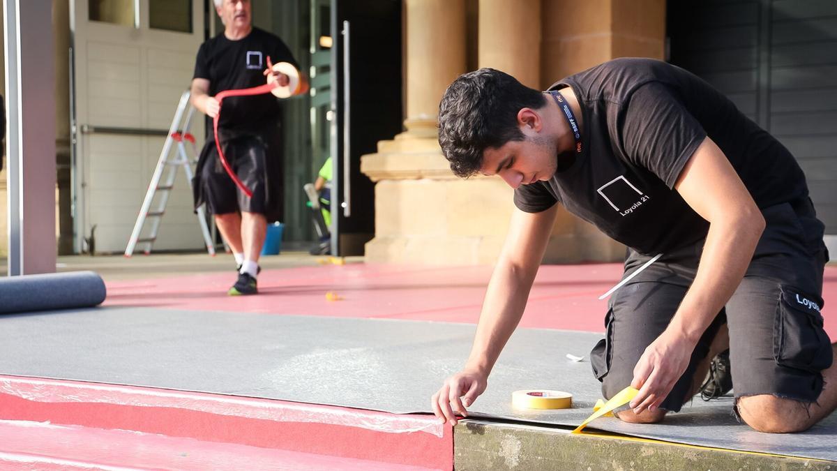 Colocación de la alfombra roja en el Victoria Eugenia