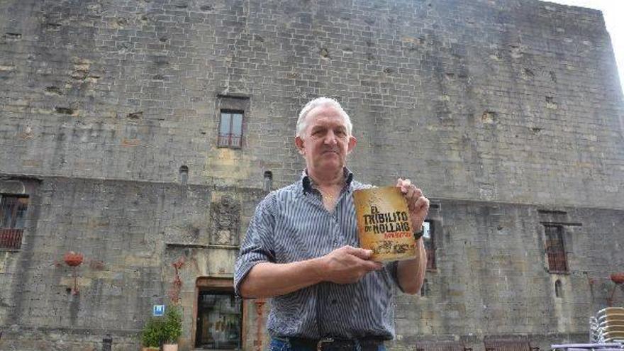 Ken Byrne posa con su libro, ‘El txibilito de Nollaig’, frente al Parador de Hondarribia.