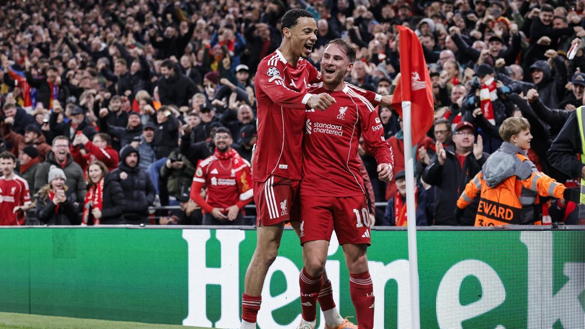 Alexis Mac Allister celebra el gol del Liverpool junto a Hugo Ekitike.