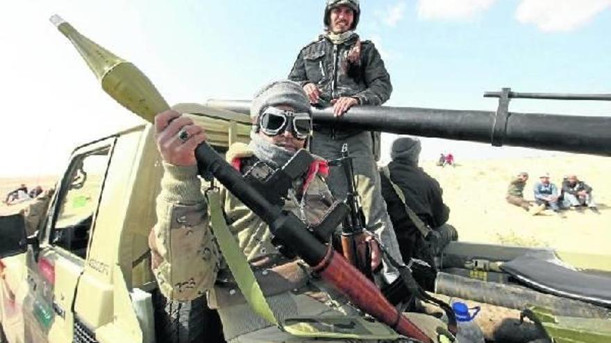 Milicianos rebeldes en las afueras de la localidad de Ajdabiya, preparados para intentar desalojar a los leales a Gadafi.