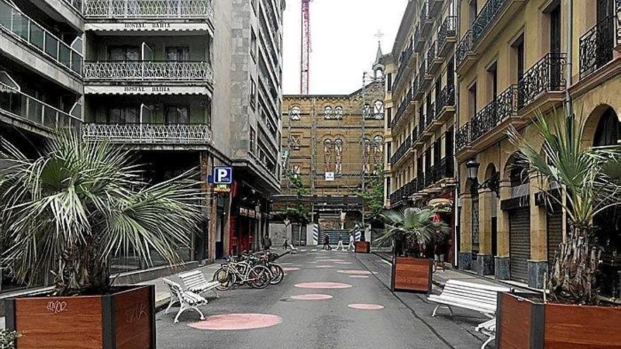 Calle Blas de Lezo en la actualidad, con la obra del hotel de Siervas de María al fondo.