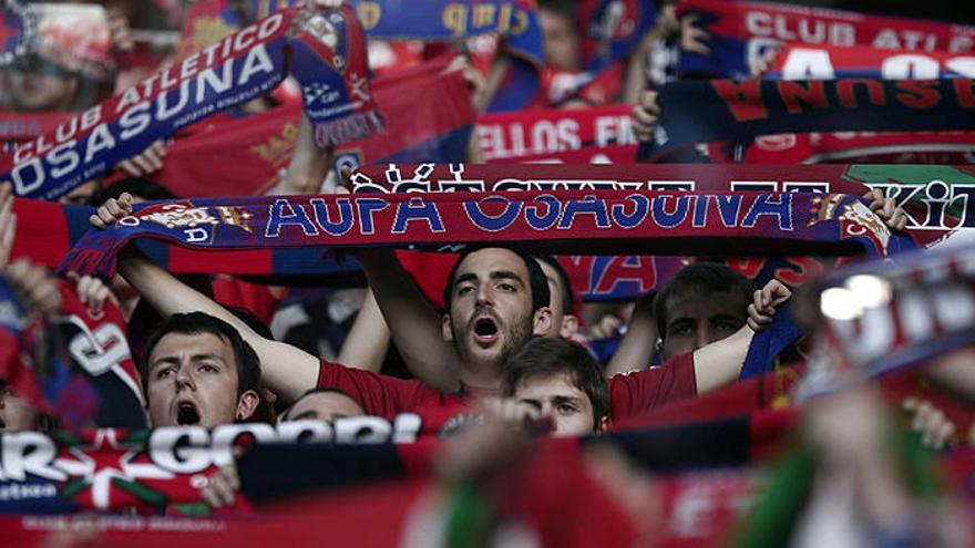 Cánticos rojillos, antes del comienzo del partido entre Espanyol y Osasuna.