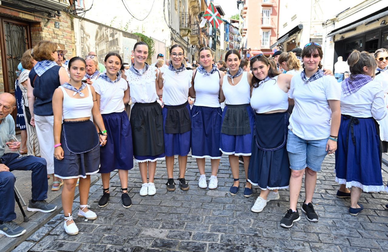 Gran ambiente en el desfile de la Euskal Jira de Irun