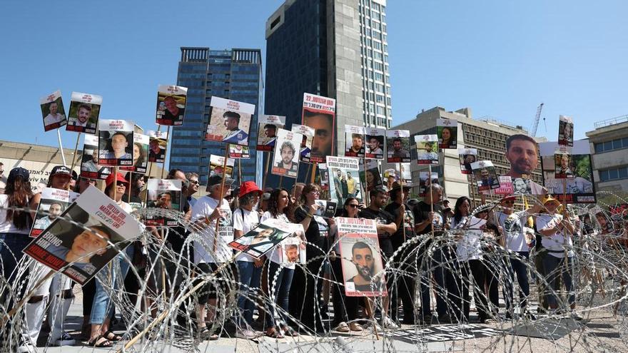 Las familias de los rehenes israelíes establecen un &quot;campamento de protesta&quot; con alambre de espino en Tel Aviv
