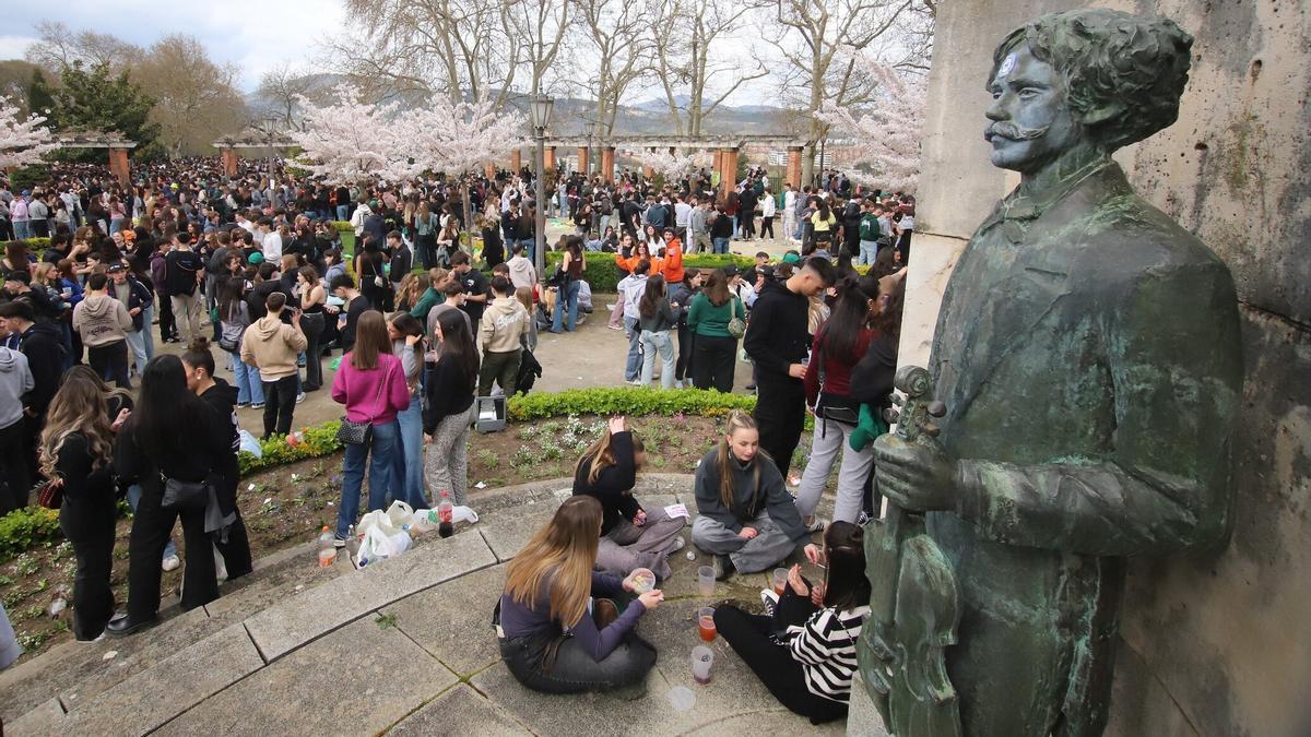 Numerosos jóvenes disfrutan en la Media Luna en una Carpa Universitaria.
