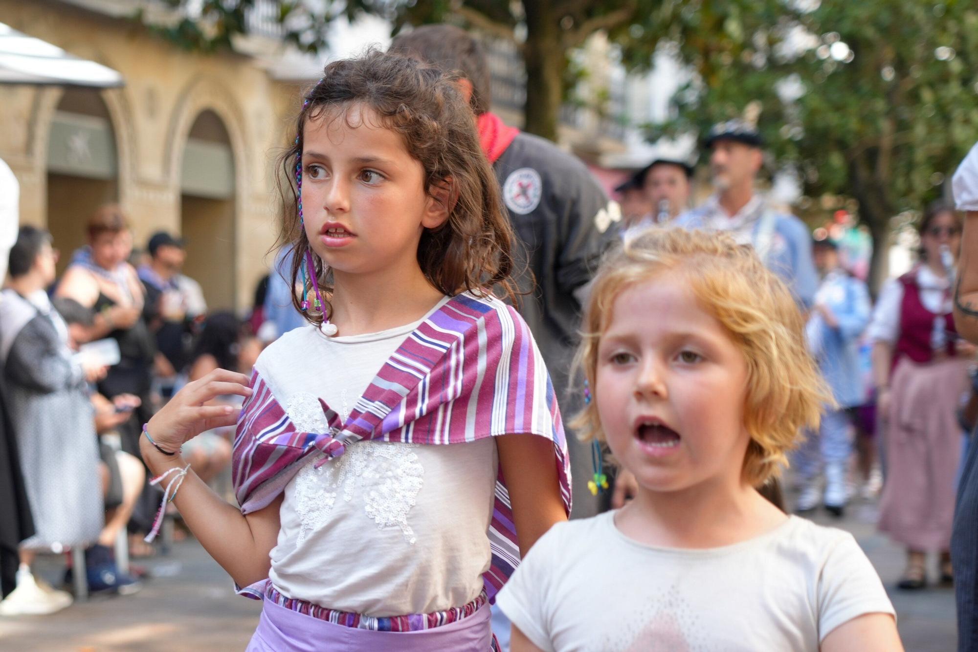 En imágenes: Celedón Txiki y Edurne lideran el paseíllo a pesar del calor