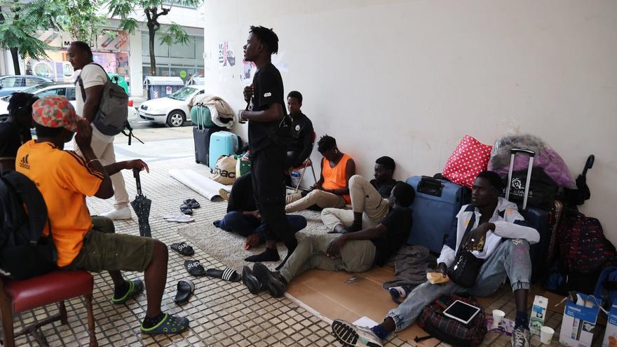 El Pleno de Donostia insta al Gobierno local a "agilizar" la puesta en marcha de un centro de acogida para migrantes.