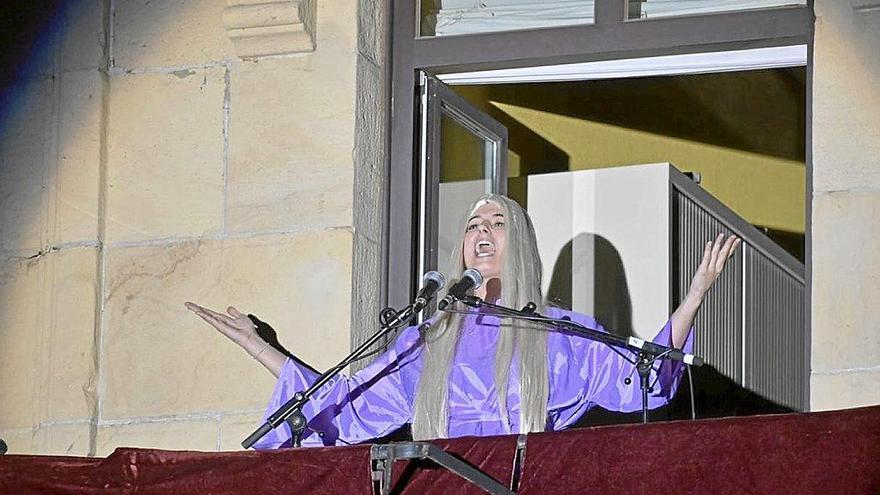 La bruja Mari en el balcón del Ayuntamiento de Beasain. Foto: Yokin Suárez