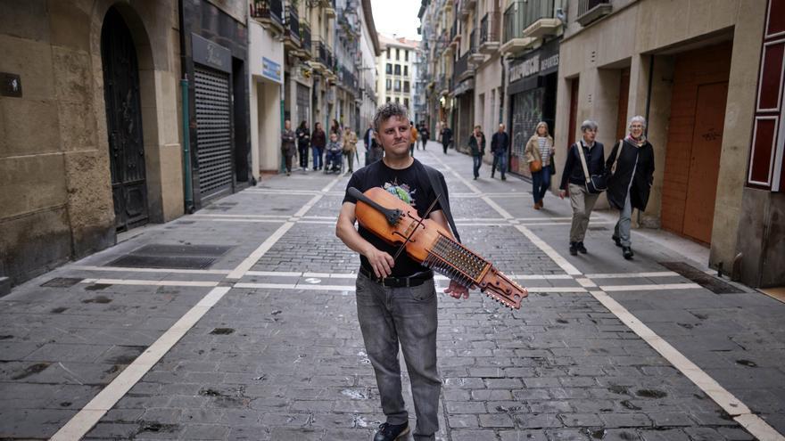 De la calle al Gayarre con la nyckelharpa