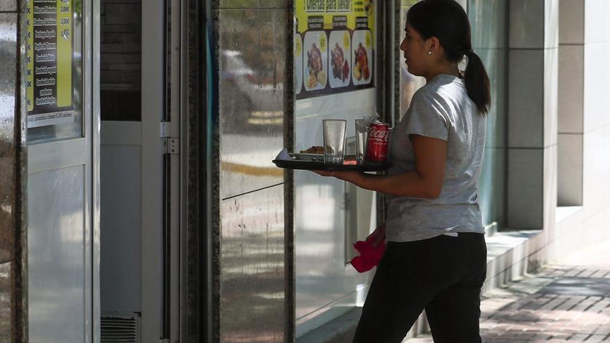 El empleo sigue en máximos en Navarra, pero el paro sube entre las mujeres