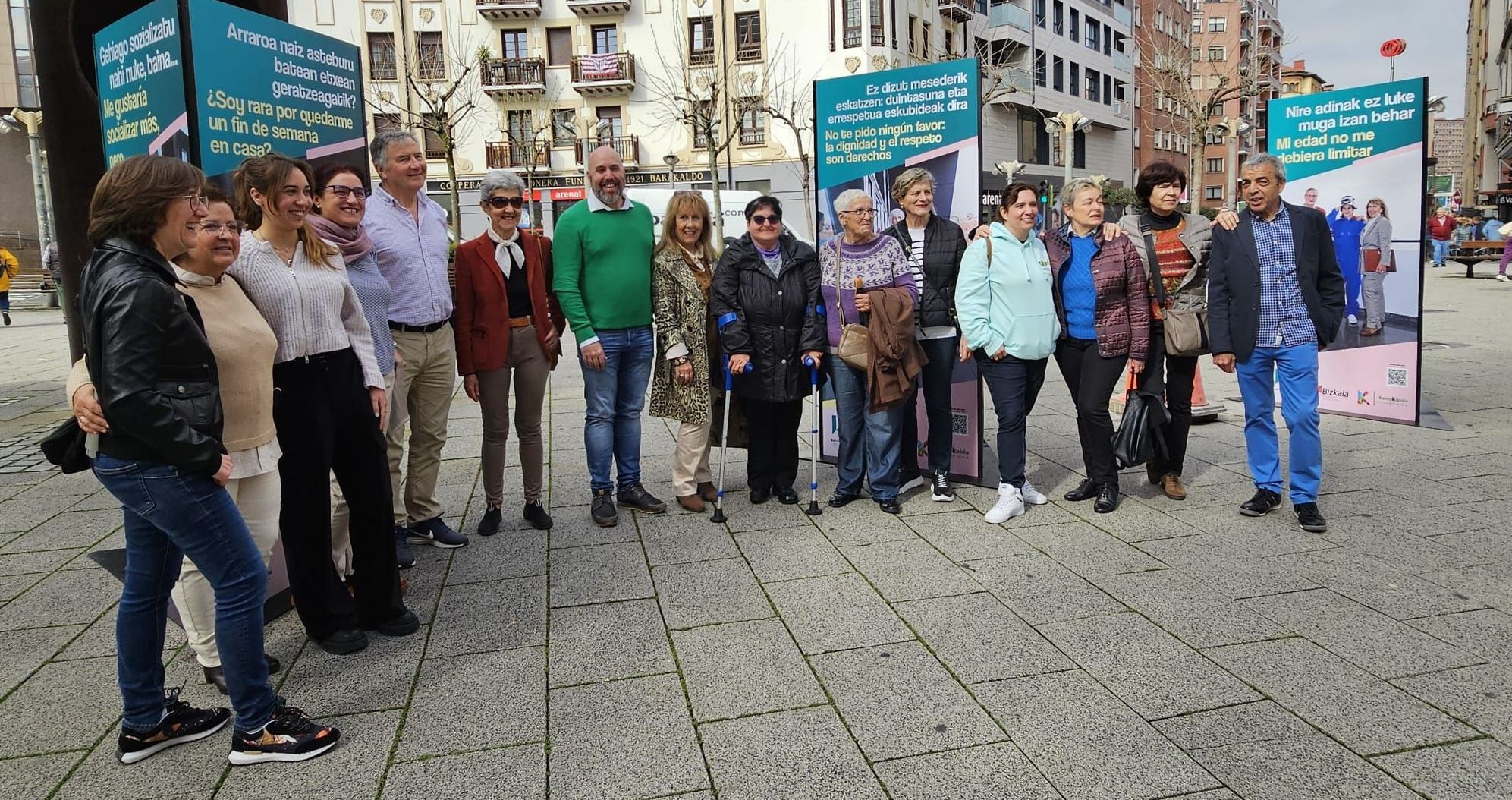 El edil de Acción Social del Ayuntamiento de Barakaldo, Mikel Antizar, junto a integrantes de Barakaldo Lagunkoia.