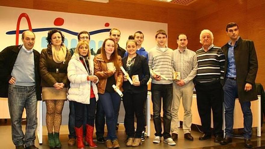 Representantes de todos los grupos de la corporación local de Arrigorriaga se unieron en el homenaje a los deportistas de taekwondo del Club Garriko.