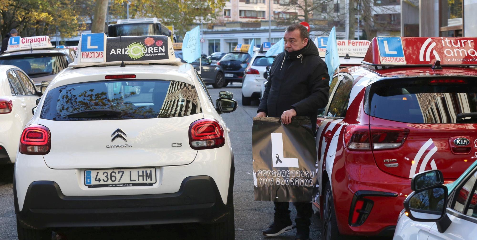 Fotos de la marcha de coches de autoescuelas en protesta por la falta de examinadores
