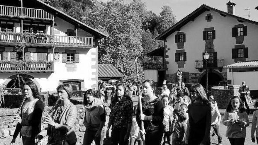 Los vecinos de Gartzain mantienen su romería a la ermita del Pilar, en el barrio de Ariztegi.