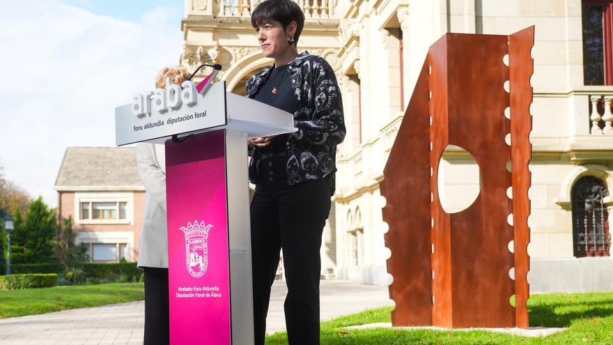 Una escultura recuerda en el Museo de Bellas Artes a las víctimas de la esclavitud de Zulueta