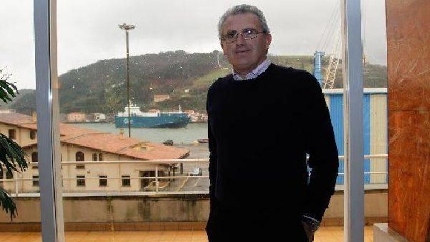 El presidente de la Autoridad Portuaria de Pasaia, Ricardo Peña, posa teniendo como fondo la entrada de un buque en el puerto.
