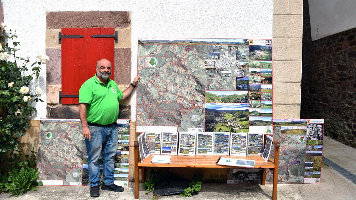 Daniel Iriarte, que acaba de terminar su proyecto "Descubre Aezkoa" posa con libros y mapas de más de 1000 kilometros de rutas  por el valle de Aezkoa.