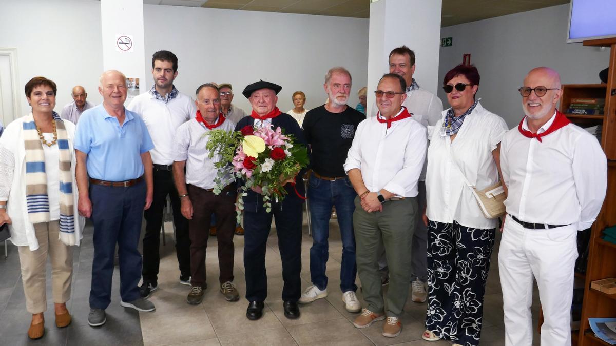 Joaquín Regales con sus hijos Jokin y MIkel, su nuera Nekane Olano, así como el alcalde, Javier Ollo y cinco ediles.