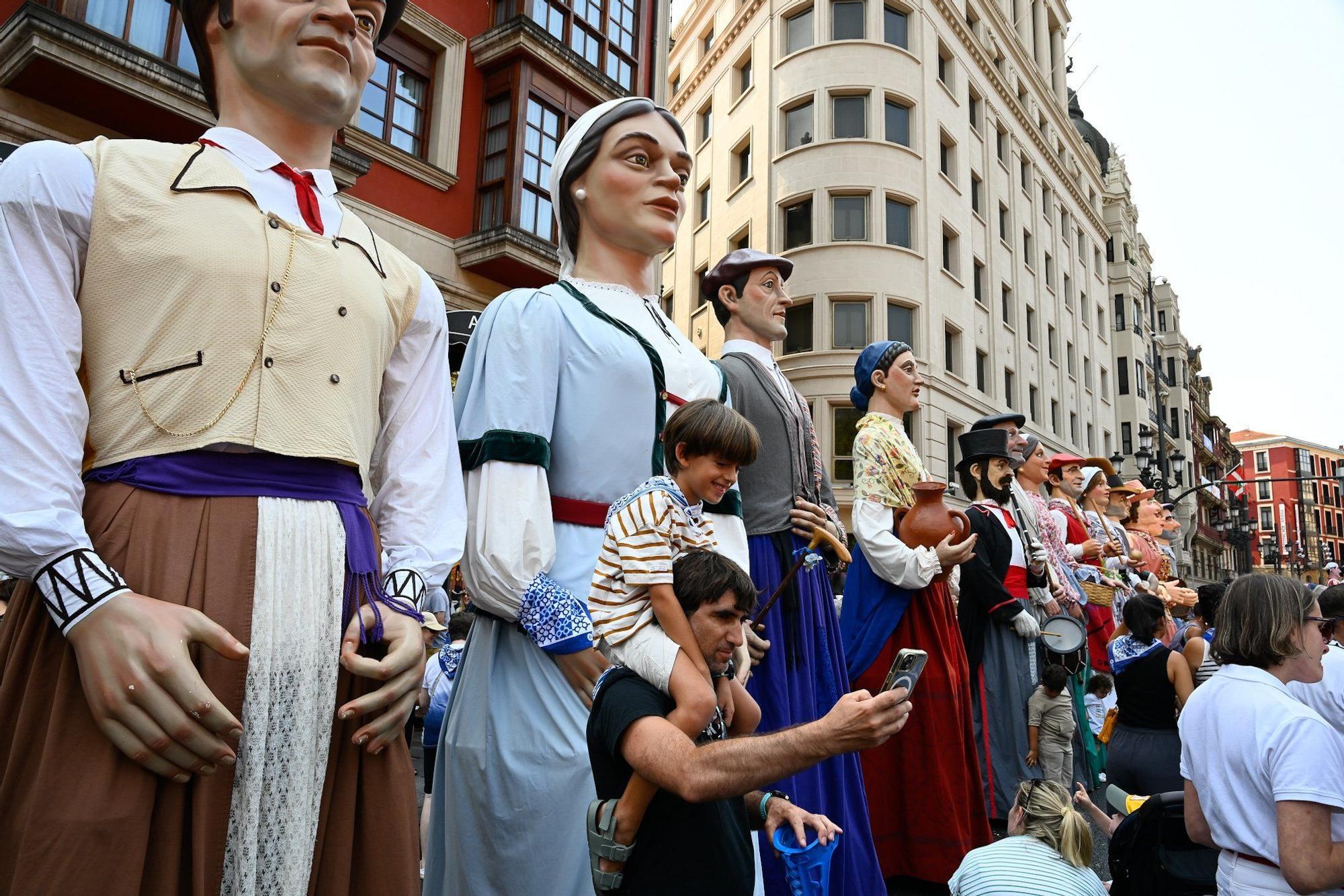 En imágenes: Los gigantes y cabezudos despiden Aste Nagusia a lo grande
