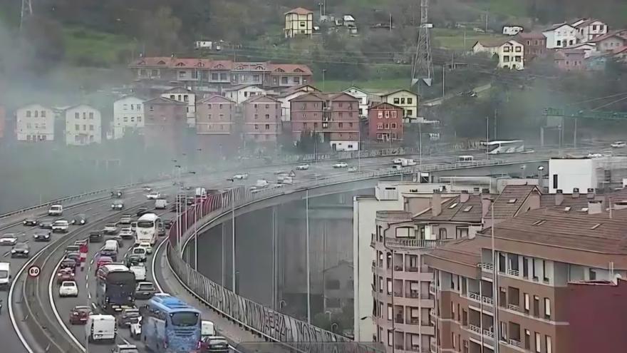 Un incendio en una empresa abandonada de Barakaldo afecta a la A-8