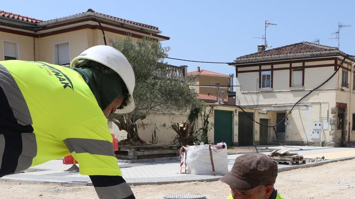 Mantenerse hidratado es fundamental para los obreros que trabajan durante horas bajo el sol.