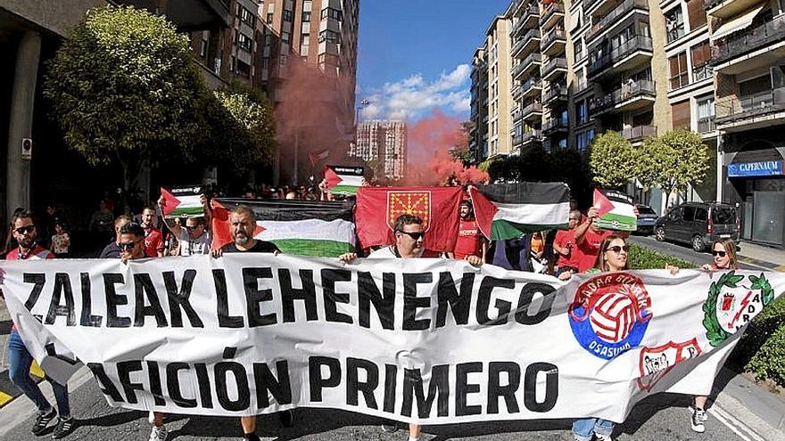 La pancarta que encabezó la marcha de los hinchas.