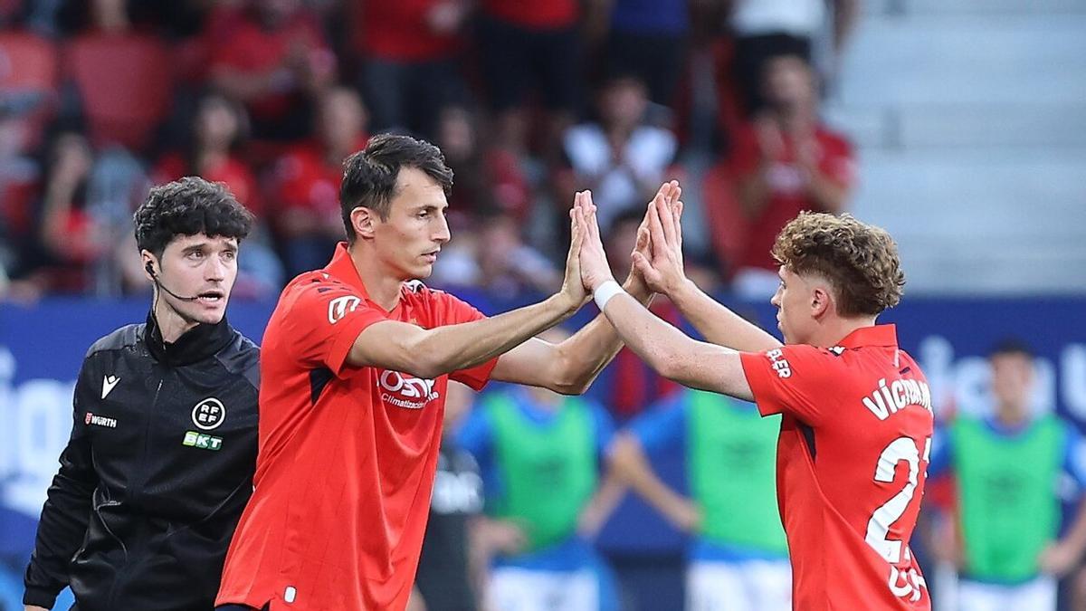Budimir y Víctor Muñoz se chocan las manos en el partido frente al Rayo.