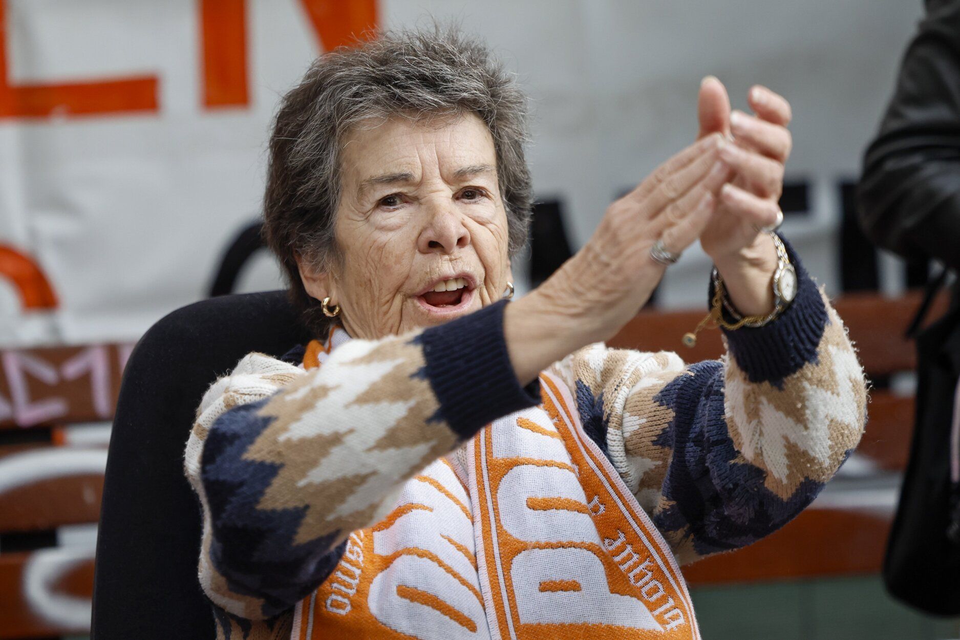 Mari Carmen, de 87 años, logra frenar su desahucio