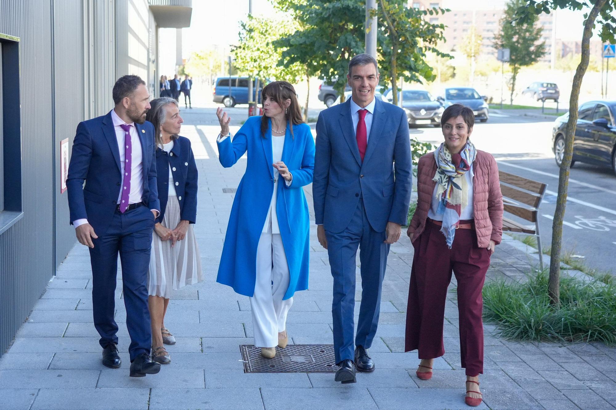 En imágenes: Pedro Sánchez visita una promoción de pisos de alquiler social en Arkaiate