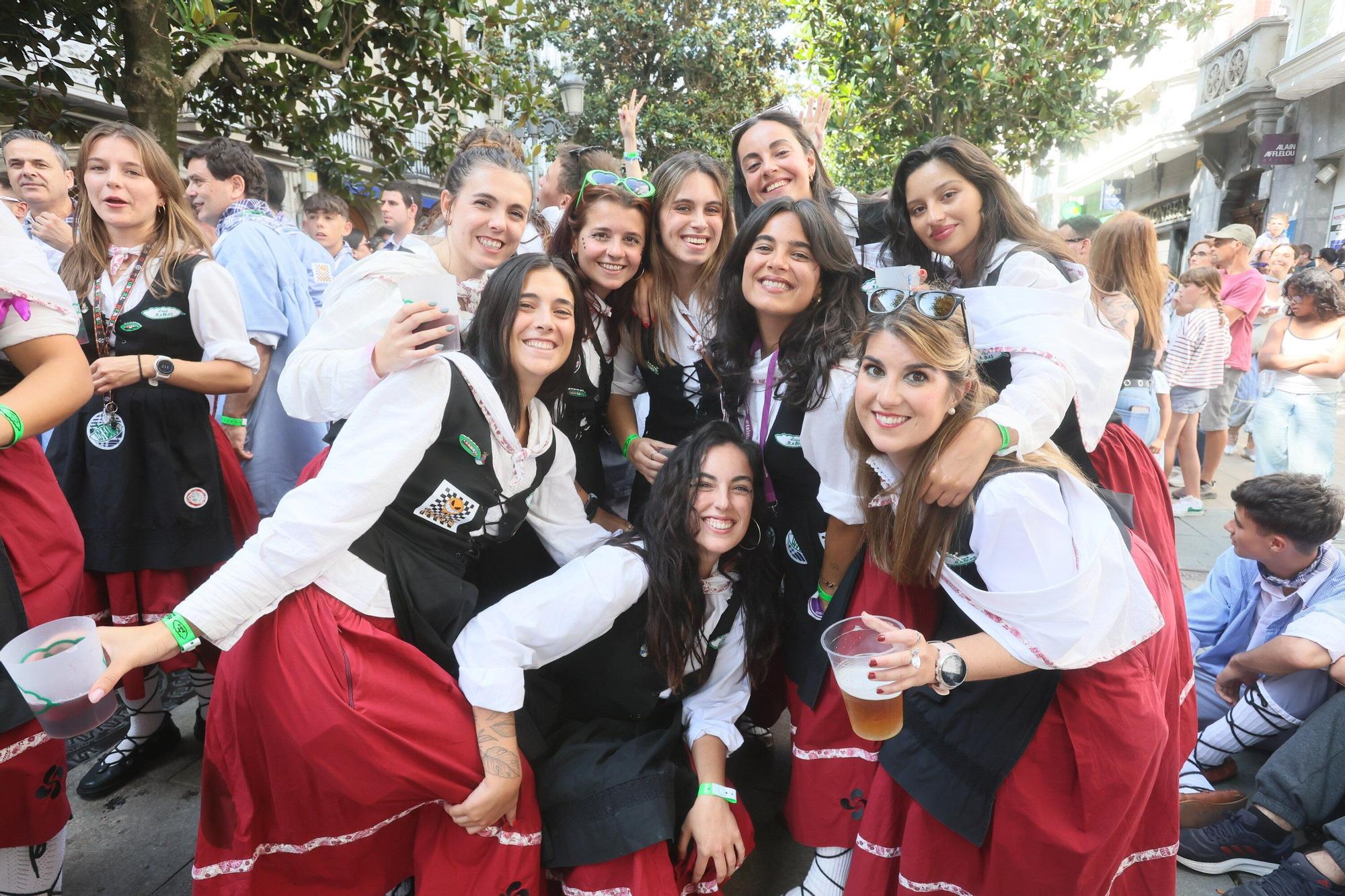 En imágenes: Blusas y neskas desfilan en una kalejira por Santiago