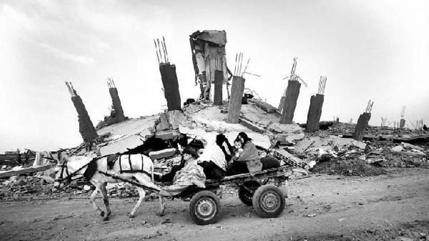 Una familia palestina huye de la