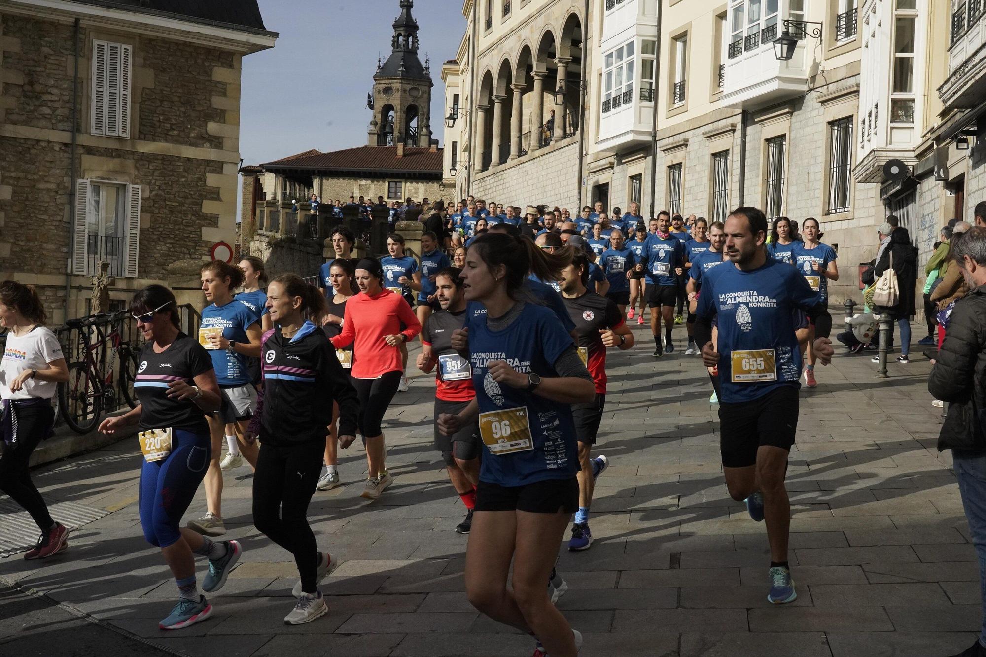 En imágenes: Miles de personas conquistan la Almendra de Gasteiz