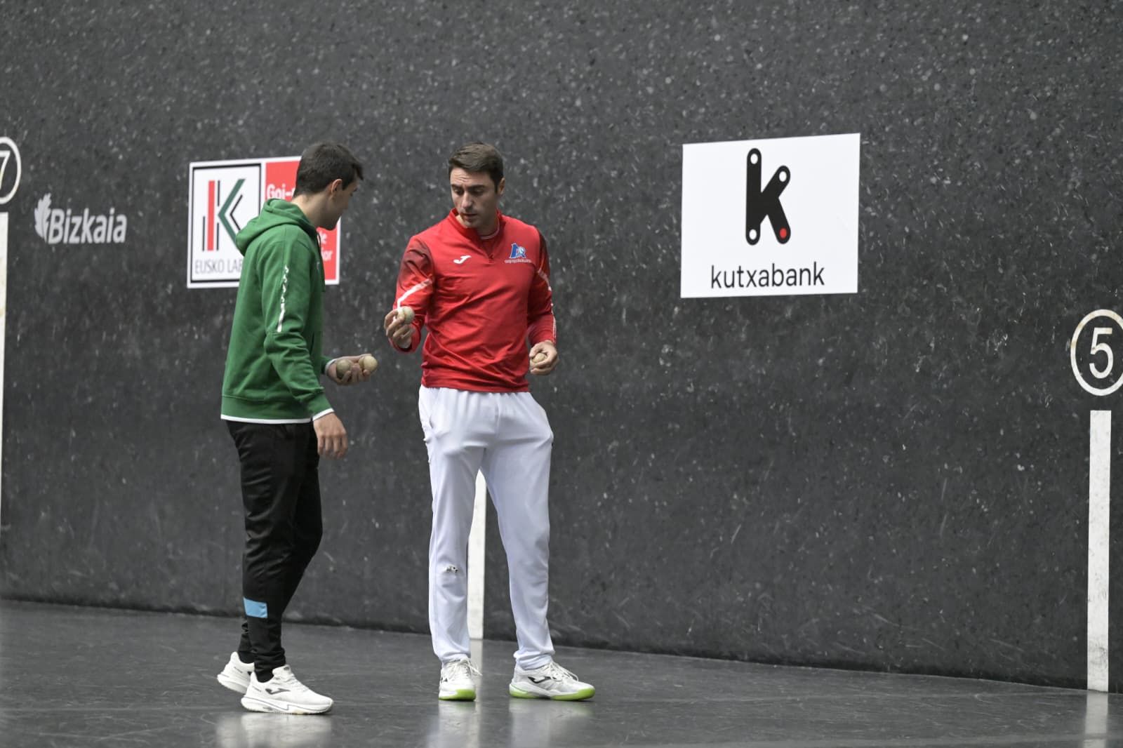 Peio Etxeberria (colorado) y Javier Zabala (azul) eligen material para la final del Cuatro y Medio.