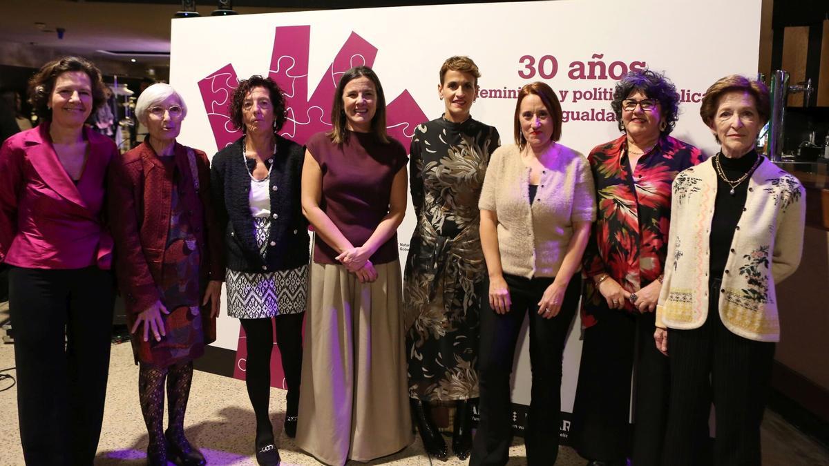 Teresa Nagore, exdirectora del INAI, Clotilde García, primera directora, Teresa Aranaz, exdirectora, Patricia Abad, directora gerente, María Chivite, presidenta del Gobierno de Navarra, Sara Ibarrola, Eva Istúriz y Loren Albéniz, exdirectoras, en la celebración del 30 aniversario del INAI.