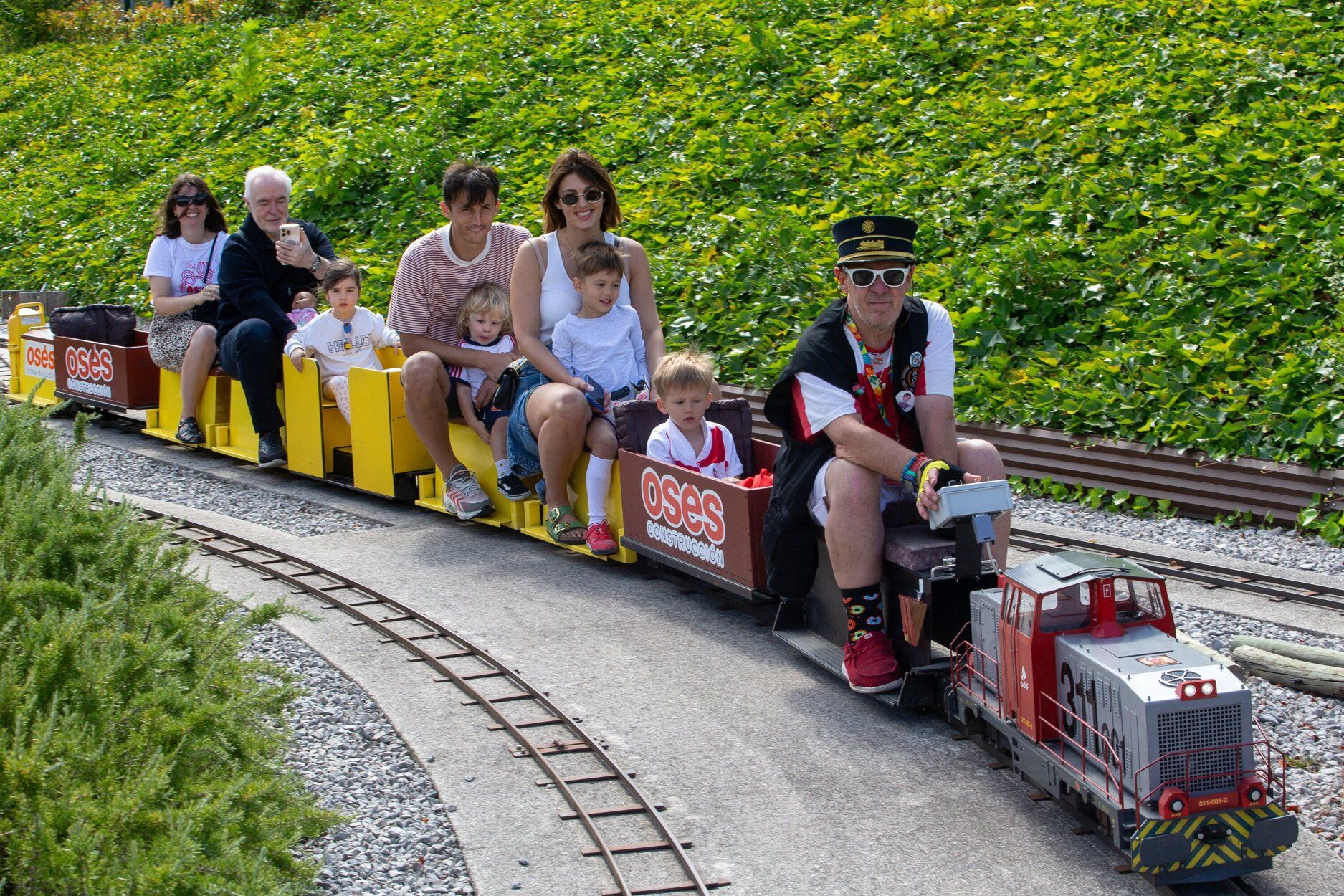 FOTOS | Budimir disfruta con su familia y se monta en el tren de Trinitarios