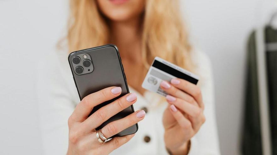 Resistirse al consumismo ayuda a ser feliz según un estudio