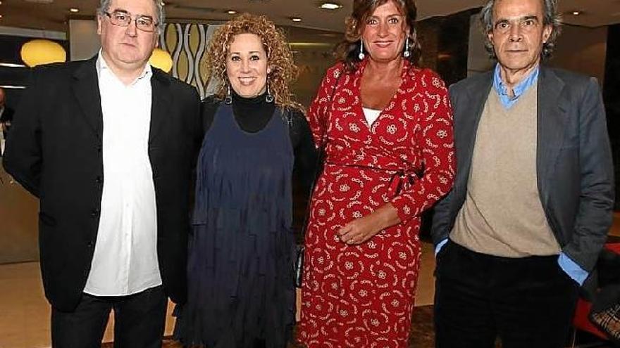 Arturo García, Goizalde Landabaso, Mari Jungstedt e Iñaki Uriarte, los cuatro farolillos de papel de la tarde.
