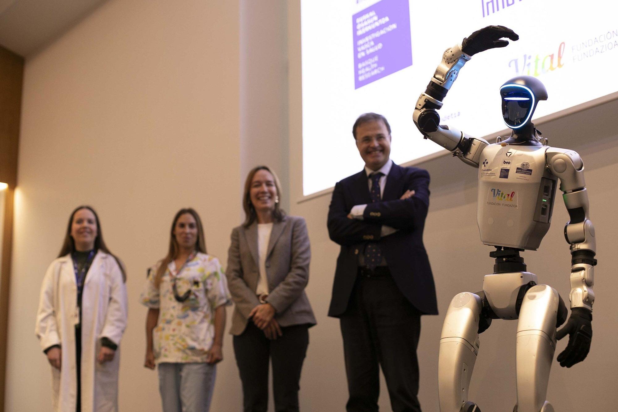 En imágenes: Así es SAAKI, el nuevo robot pediátrico que ayudará a los niños ingresados en el HUA-Txagorritxu