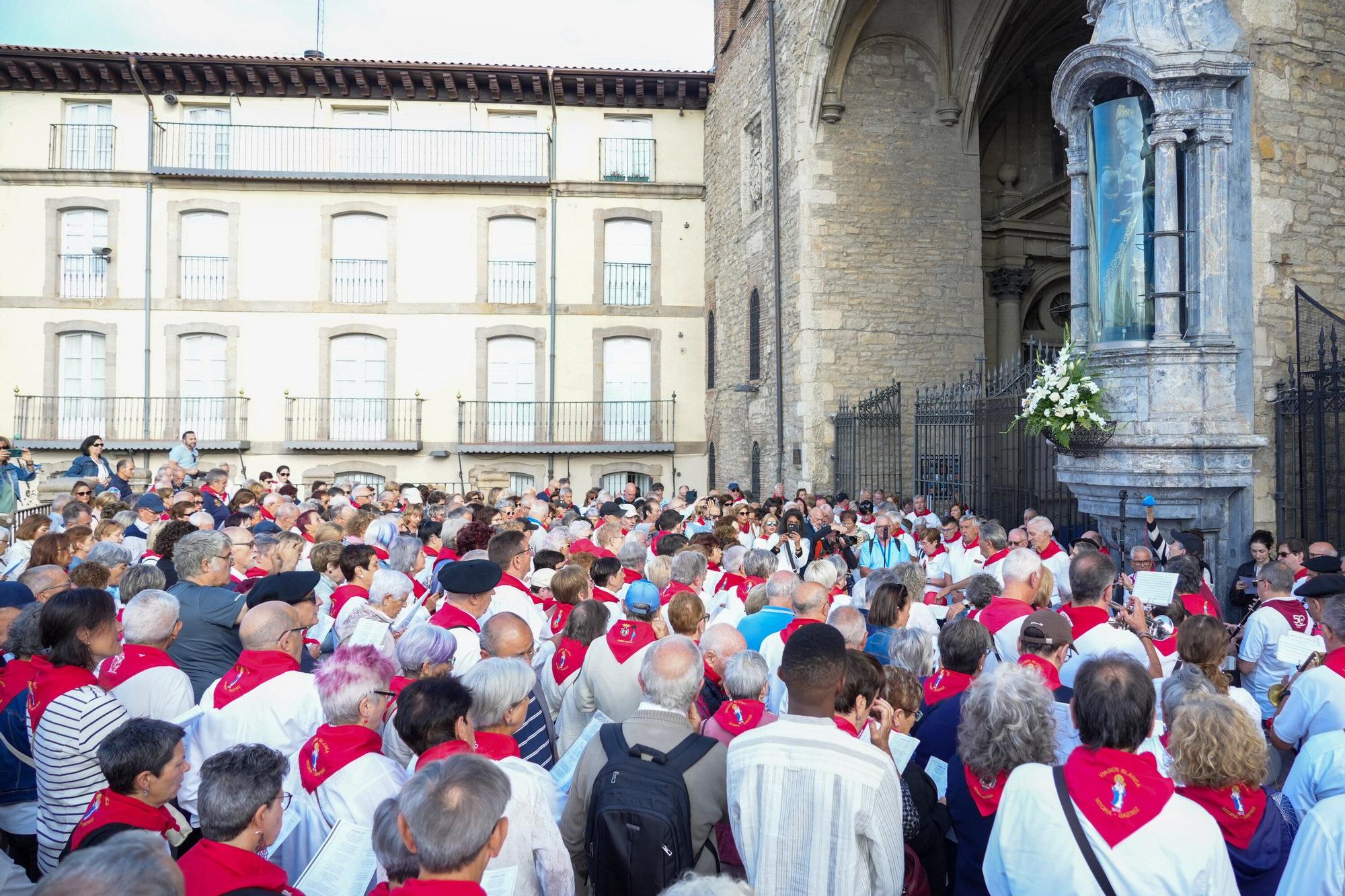 En imágenes: Los auroros despiertan a Vitoria con sus canciones