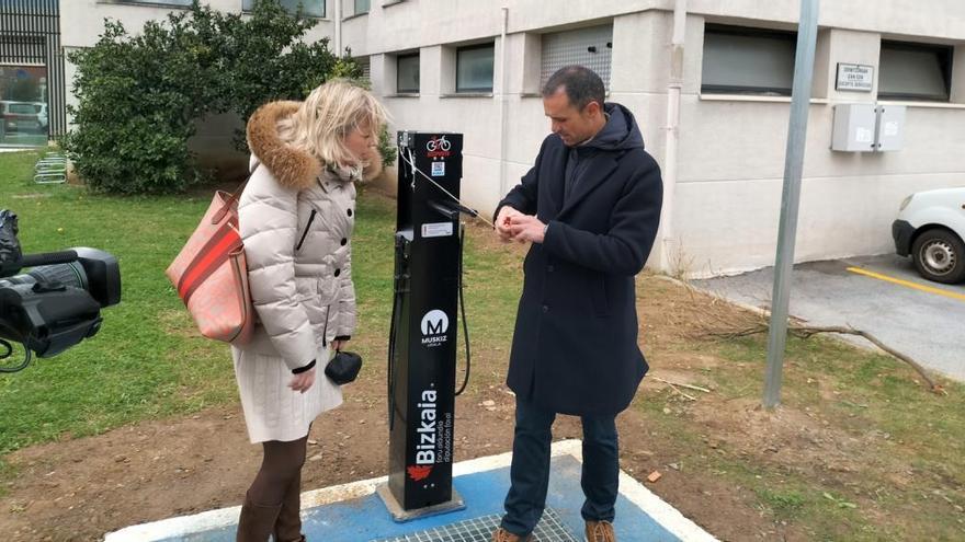 Romón muestra a la alcaldesa varios útiles del &#039;punto bici&#039;.