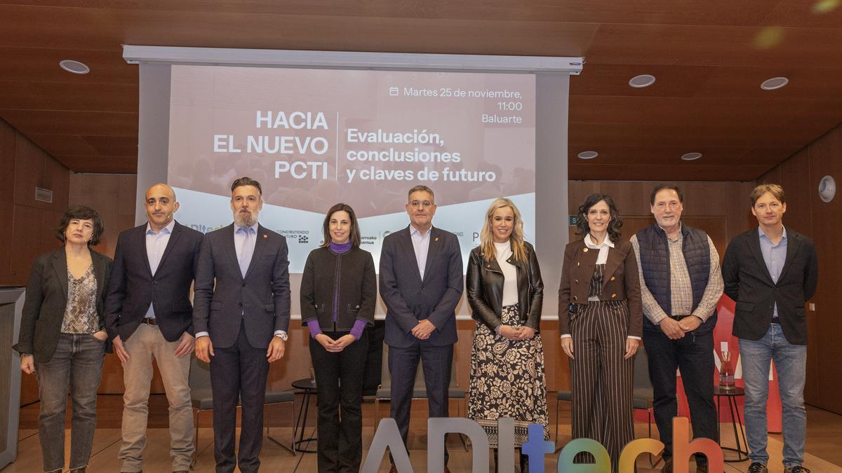El consejero García, junto con los y las participantes en el evento.