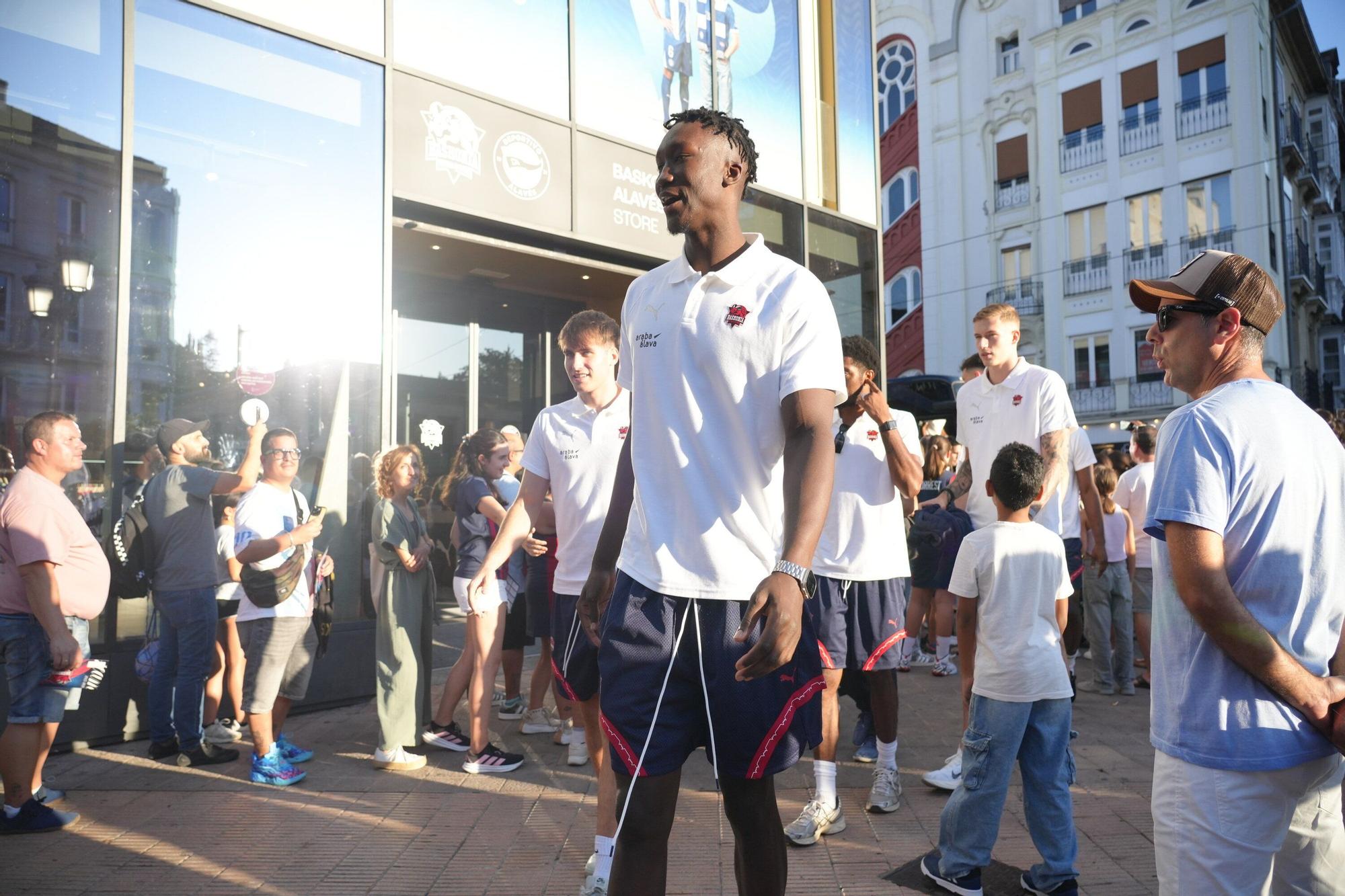 En imágenes: El Baskonia se da un baño de masas en la firma de autógrafos