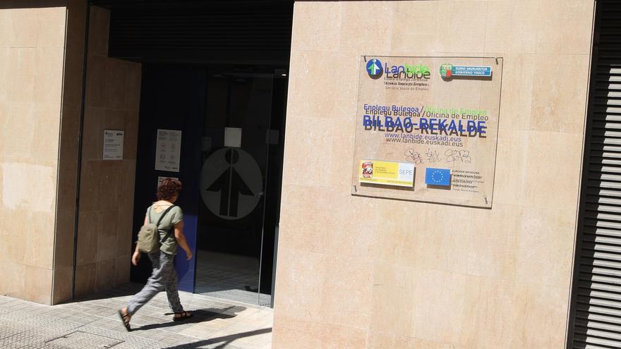 Euskadi reduce el paro de larga duración, pero aún supone la mitad del desempleo