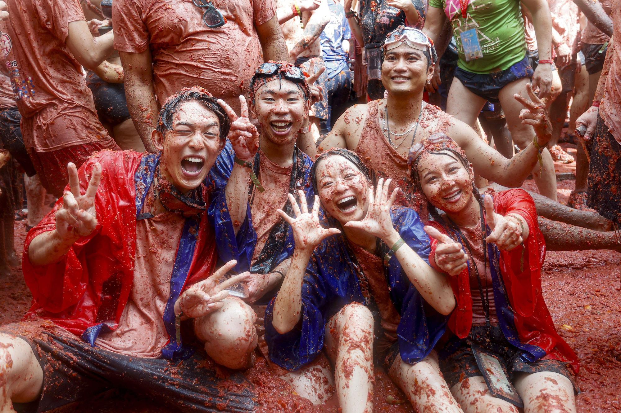 La Tomatina vuelve a teñir de rojo las calles de Buñol
