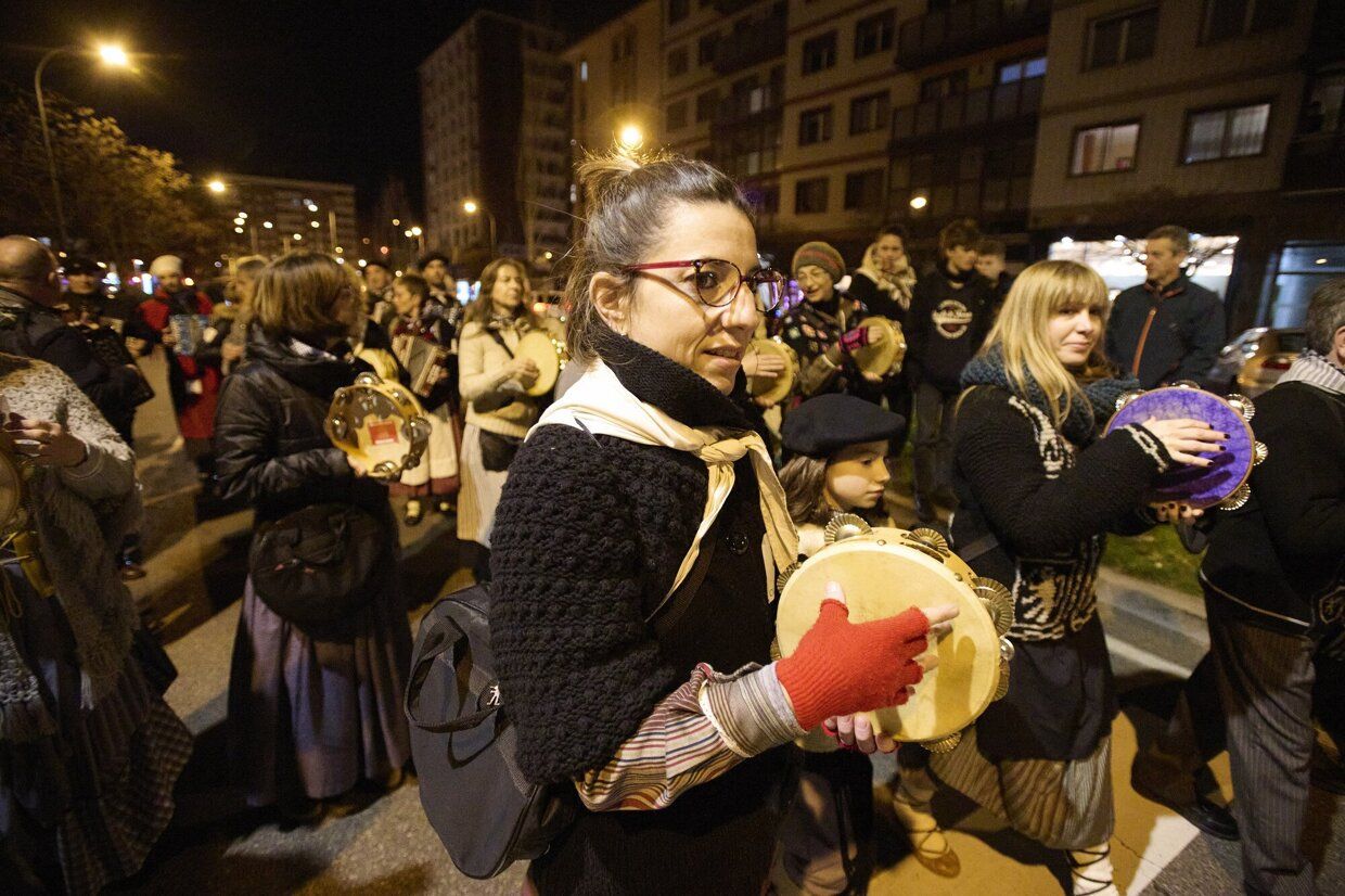 Olentzero y Mari Domingi recogen las últimas cartas en Iturrama