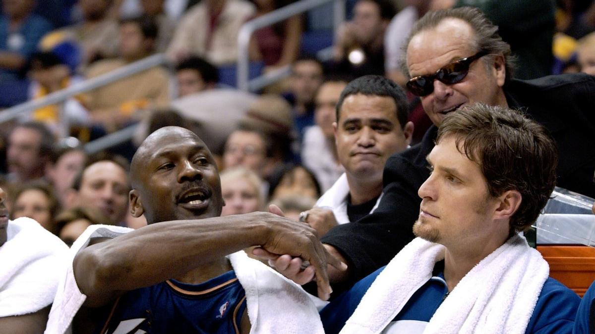 Michael Jordan, en el año 2003 antes de retirarse en los Washington Wizards, tiende la mano al actor Jack Nicholson.